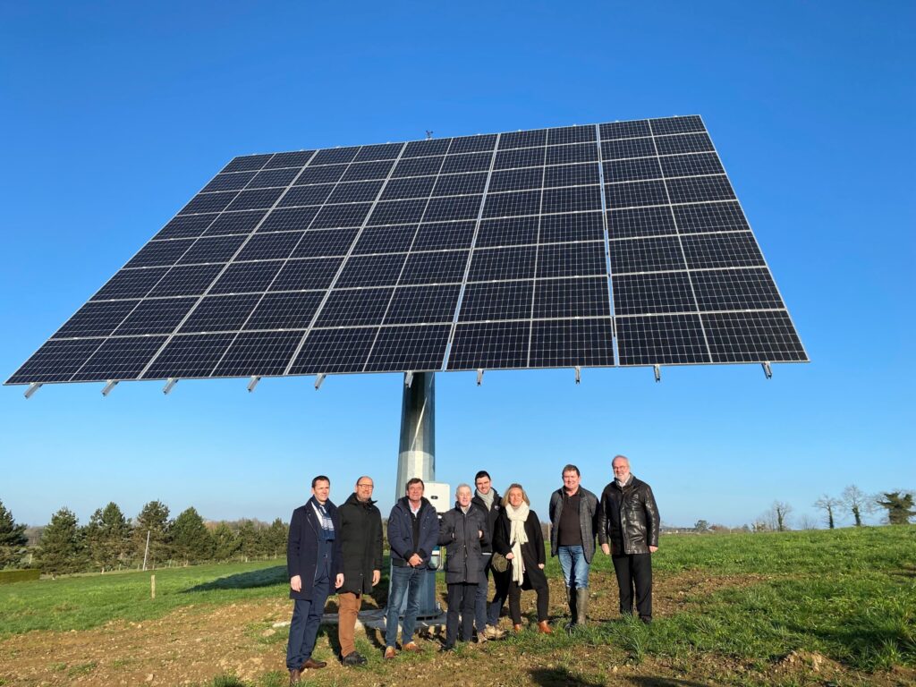 De gauche à droite : Stéphane Letué (Directeur de la coopérative des Poulets de Janzé), Dominique Denieul (Maire de Piré-Chancé), Louis Maurice (Président d’OKwind), Jean Jouzel (Climatologue), Nicolas Giboire (Éleveur de volailles de Janzé), Marina Maussion (Présidente de la coopérative des Poulets de Janzé), Patrick Giboire (Père de Nicolas Giboire – Ancien éleveur de volailles de Janzé), Hubert Paris (Maire de Janzé).